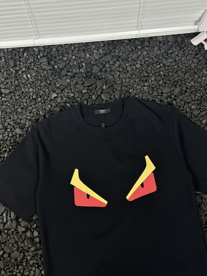 高品質 フェンディ n級品 24ss サマーインプ アイズ プリント ラウンドネック 半袖 Tシャツ