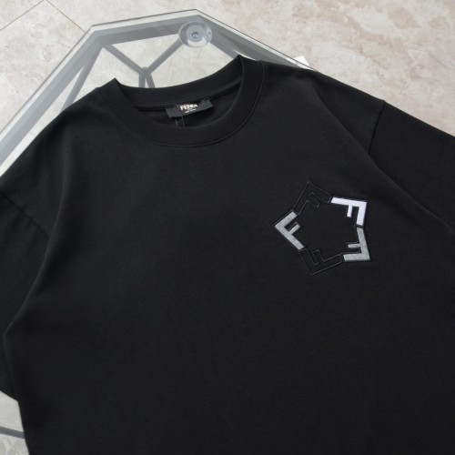 【限定】フェンディ コピーおすすめ 刺繍 F 斜めアレンジ カジュアル ラウンドネック 半袖 Tシャツ