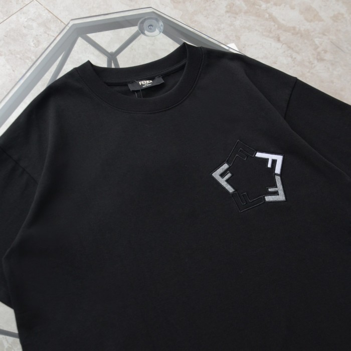 【限定】フェンディ コピーおすすめ 刺繍 F 斜めアレンジ カジュアル ラウンドネック 半袖 Tシャツ