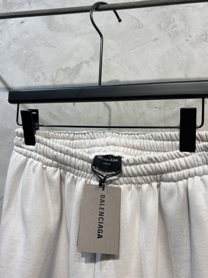 超話題! バレンシアガ スーパーコピー 早春モデル破れた裾は古い着用ショートパンツ