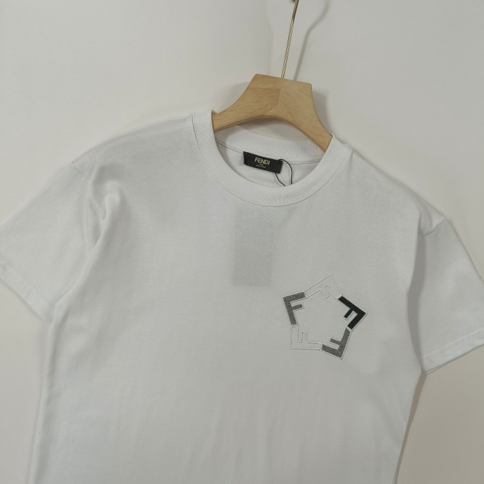 【話題商品！】フェンディ コピーおすすめ の胸のFの文字刺繍ロゴラウンドネック半袖Tシャツ