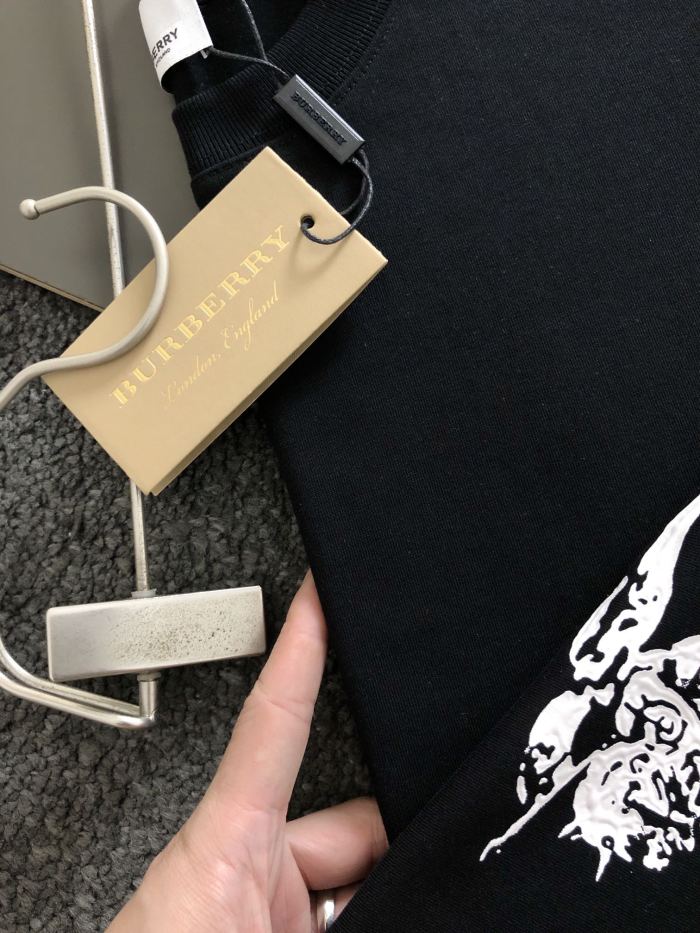 ★超人気 バーバリー 激安通販 2024ss最新モデルの革ラベルのロゴの泡の円形の首の半袖Tシャツ