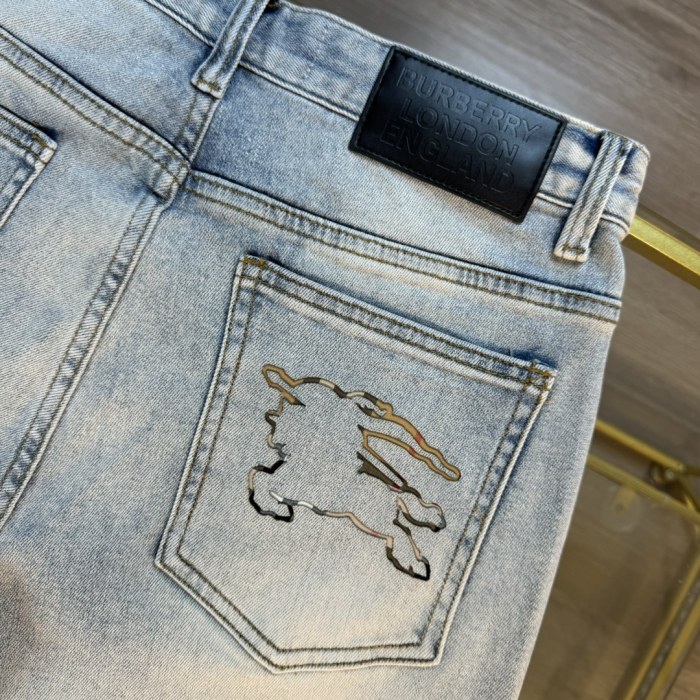 ★超人気 バーバリー n級品 軍馬 TB文字刺繍 カウンターシンクロ 新作ヘビーウォッシュジーンズ