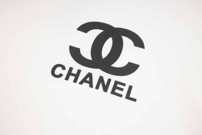 累積売上総額第１位！シャネル 激安偽物 ロゴ入りラウンドネック半袖Tシャツ