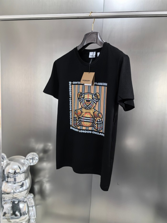 入手困難 バーバリー 激安偽物 2024Sカウンター新作胸クマ半袖Tシャツ2色