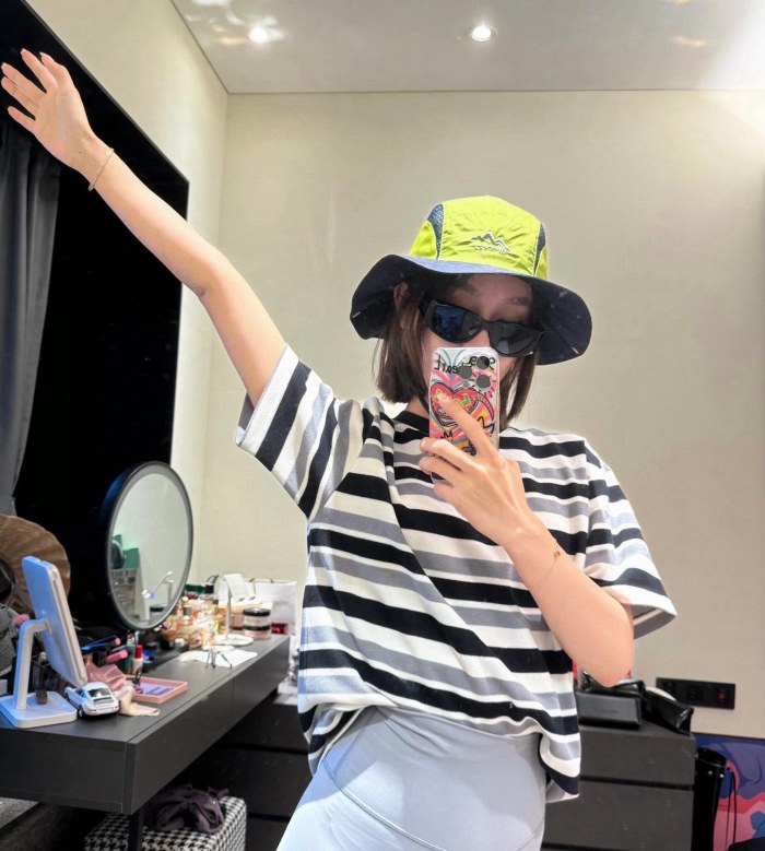 ★超人気 シャネル スーパーコピー カスタムダブルCレザーラベル装飾ストライプラウンドネック半袖Tシャツ