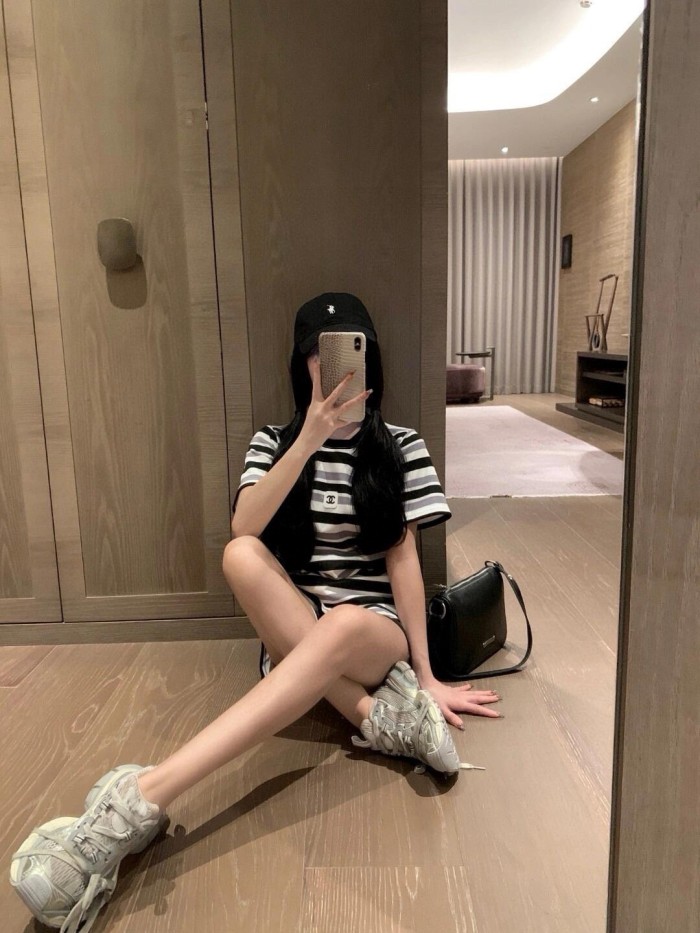 ★超人気 シャネル スーパーコピー カスタムダブルCレザーラベル装飾ストライプラウンドネック半袖Tシャツ