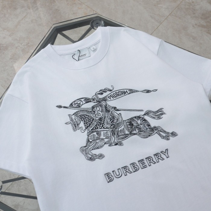 新作 バーバリー 偽物通販 刺繍ロゴ カジュアル ラウンドネック 半袖Tシャツ