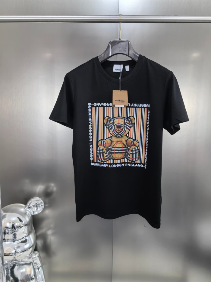 入手困難 バーバリー 激安偽物 2024Sカウンター新作胸クマ半袖Tシャツ2色