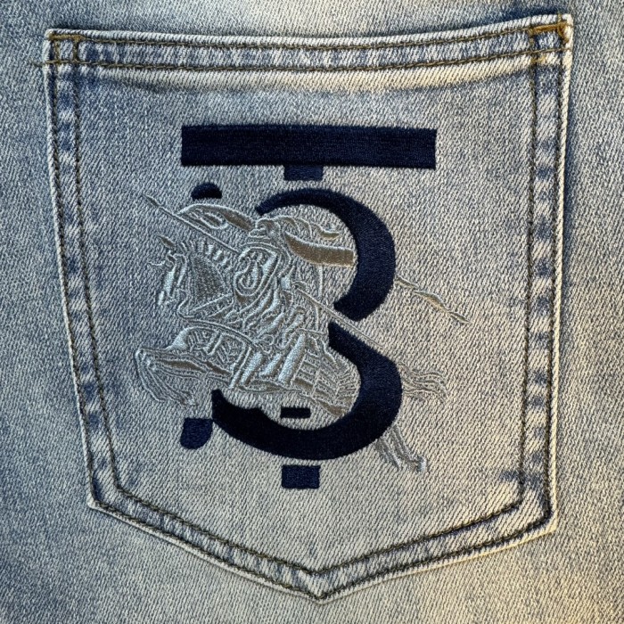 高品質 バーバリー スーパーコピー 軍馬 TB文字刺繍 カウンターシンクロ 新作ヘビーウォッシュジーンズ