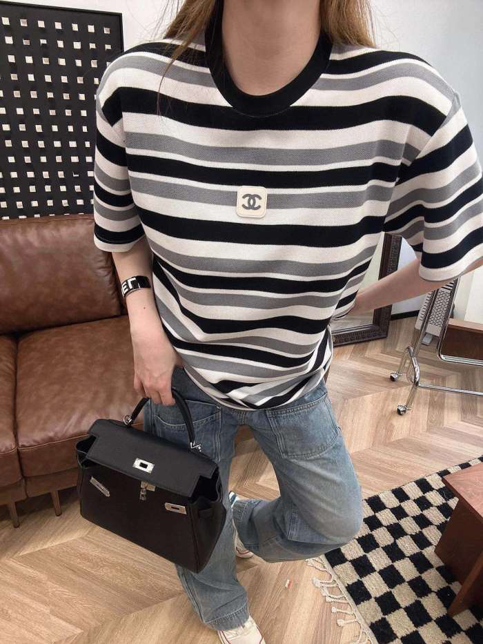 ★超人気 シャネル スーパーコピー カスタムダブルCレザーラベル装飾ストライプラウンドネック半袖Tシャツ