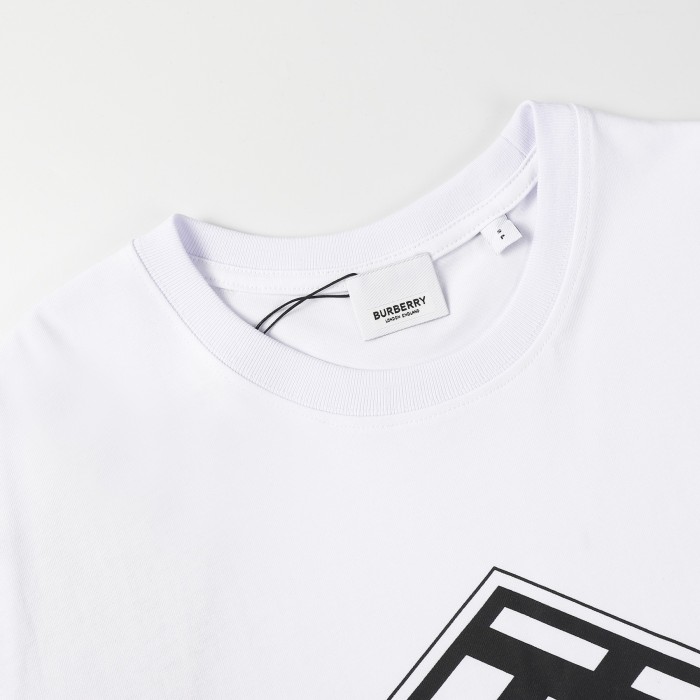 【話題商品！】バーバリー スーパーコピー スクエアロゴグラフィックコットンTシャツプリント半袖Tシャツ