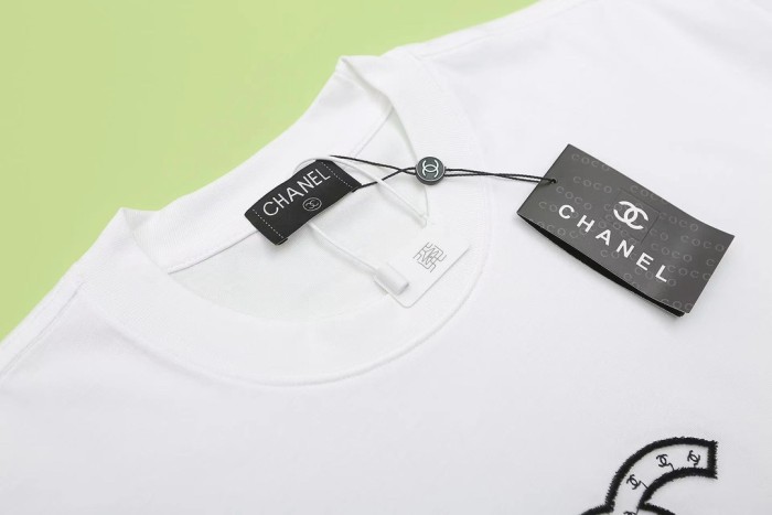 入手困難 シャネル 偽物通販 刺繍入り英字ラウンドネック半袖Tシャツ