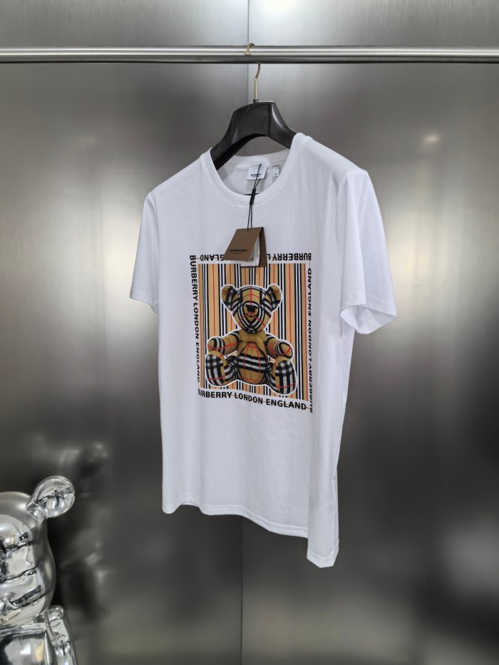 入手困難 バーバリー 激安偽物 2024Sカウンター新作胸クマ半袖Tシャツ2色