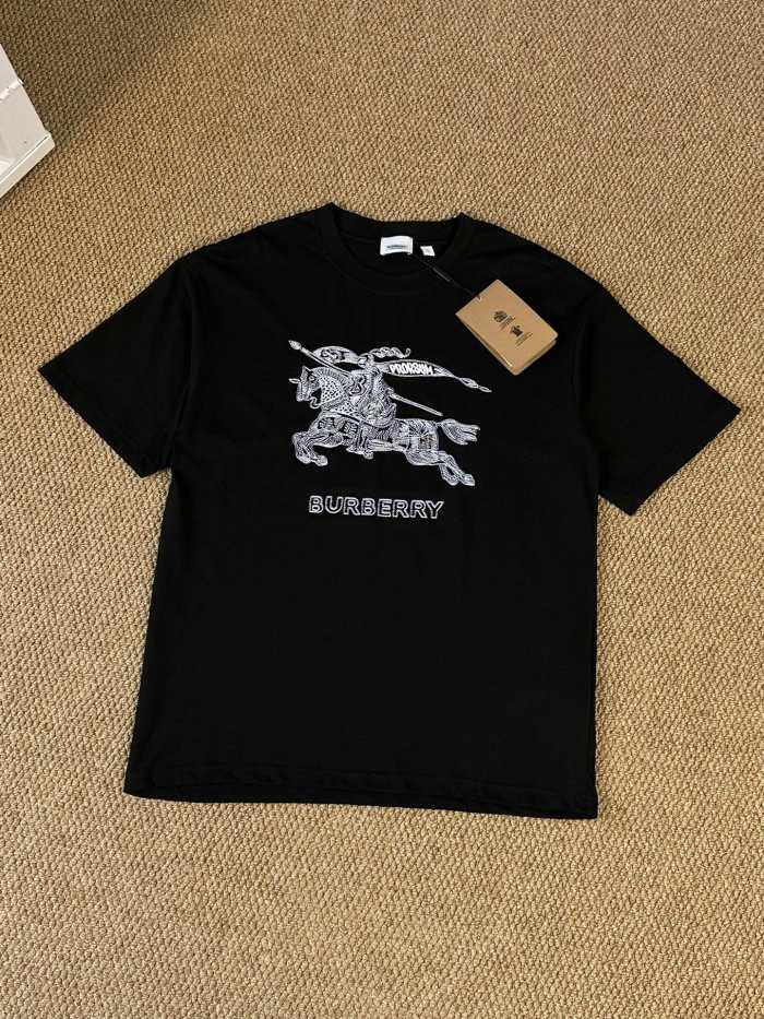 大人気 バーバリー 激安偽物 2024春夏新作 ウォーホース刺繍ロゴ ラウンドネック半袖Tシャツ 2色