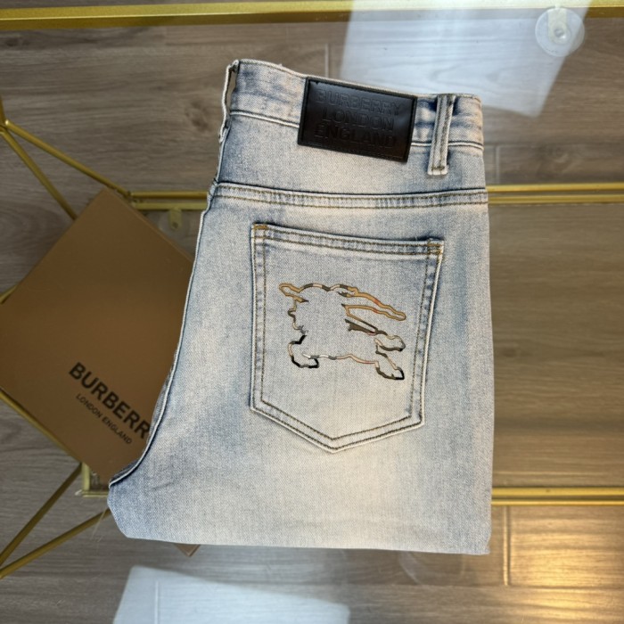 ★超人気 バーバリー n級品 軍馬 TB文字刺繍 カウンターシンクロ 新作ヘビーウォッシュジーンズ