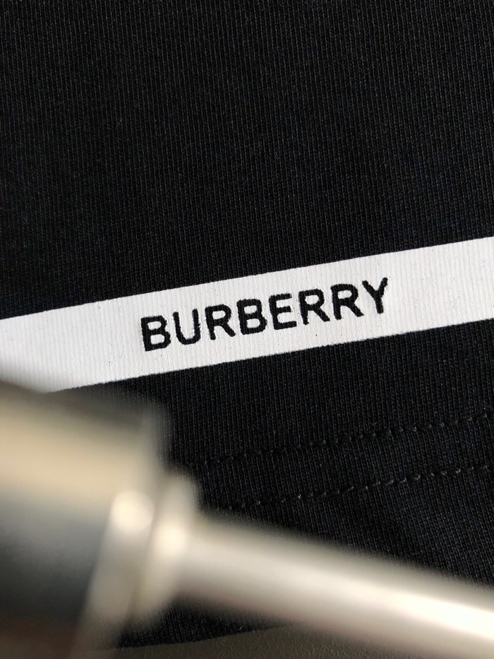★超人気 バーバリー 激安通販 2024ss最新モデルの革ラベルのロゴの泡の円形の首の半袖Tシャツ
