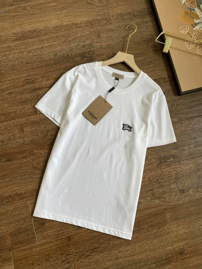 【話題商品！】 バーバリー 激安偽物 クルーネックTシャツ 3色