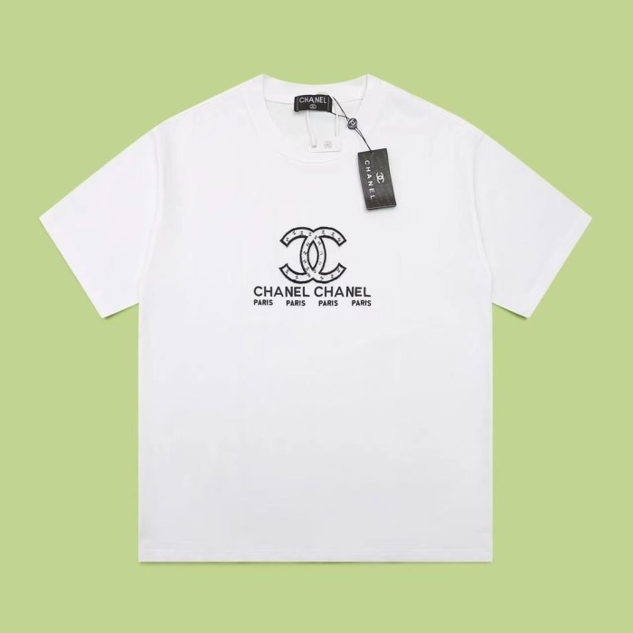 入手困難 シャネル 偽物通販 刺繍入り英字ラウンドネック半袖Tシャツ