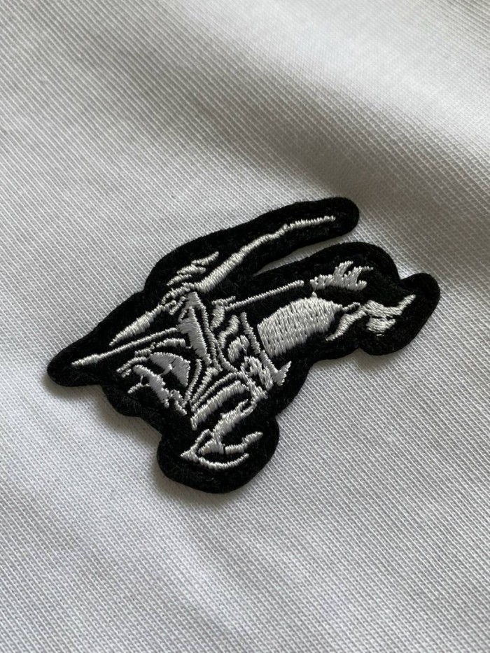 【話題商品！】 バーバリー 激安偽物 クルーネックTシャツ 3色