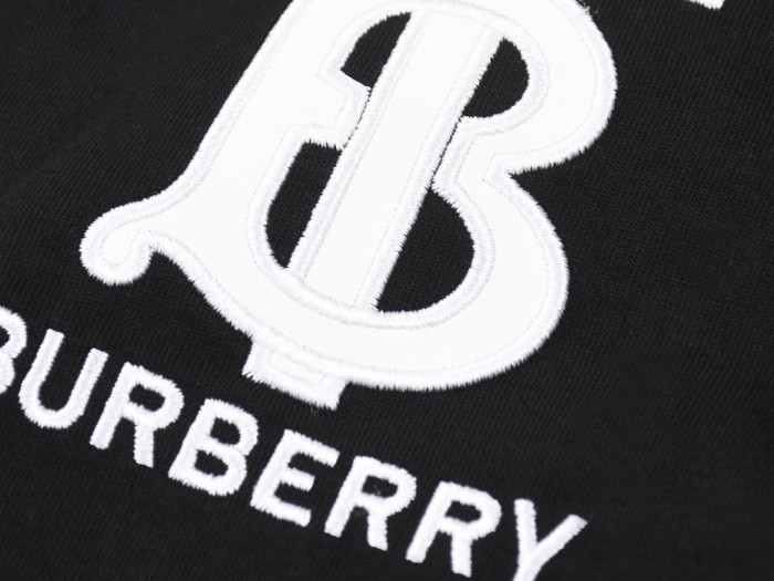 累積売上総額第１位！ バーバリー コピーおすすめ 24ss TB レザーラベル刺繍半袖