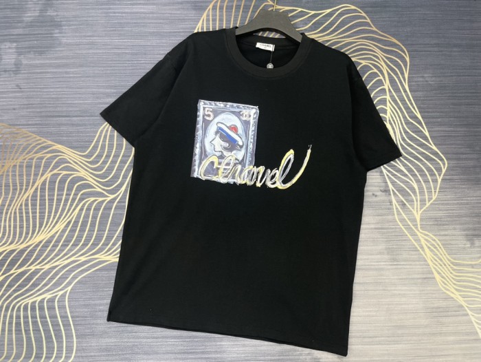 超奇跡の入荷☆ シャネル 偽物通販 2024春夏新作トランププリントロゴラウンドネック半袖Tシャツ2色