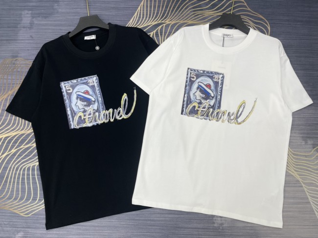 超奇跡の入荷☆ シャネル 偽物通販 2024春夏新作トランププリントロゴラウンドネック半袖Tシャツ2色