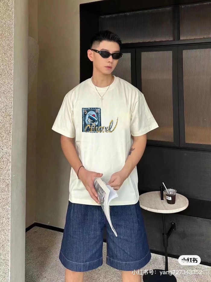 超奇跡の入荷☆ シャネル 偽物通販 2024春夏新作トランププリントロゴラウンドネック半袖Tシャツ2色