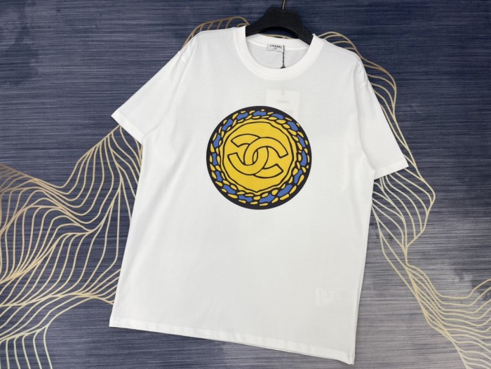 ★超人気 シャネル 激安偽物 2024春夏新作プリントロゴラウンドネック半袖Tシャツ2色