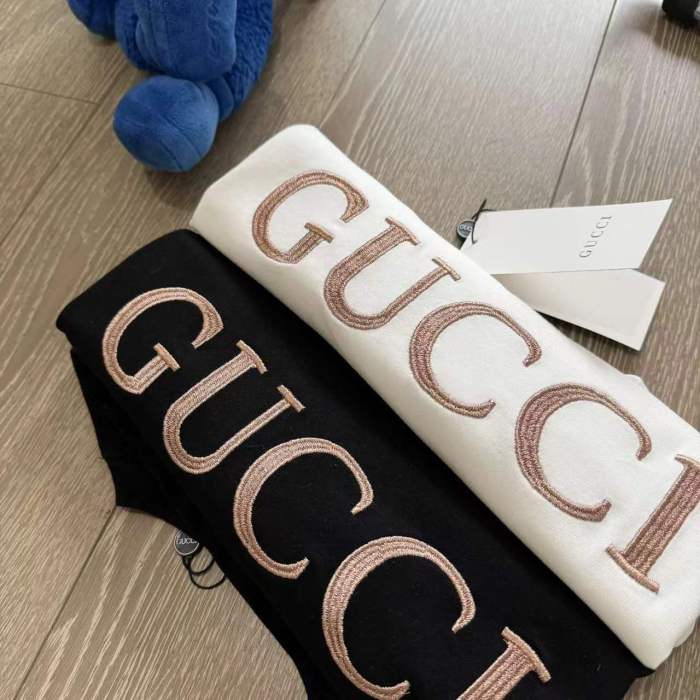 入手困難 グッチ 激安偽物 刺繍カップルの半袖2色