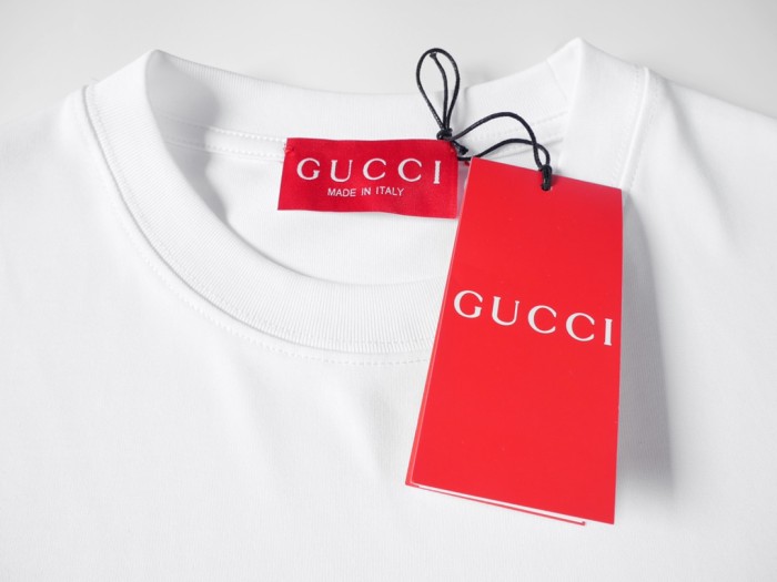 【話題商品！】 グッチ n級品 グラデーションロゴアルファベットプリント半袖Tシャツ