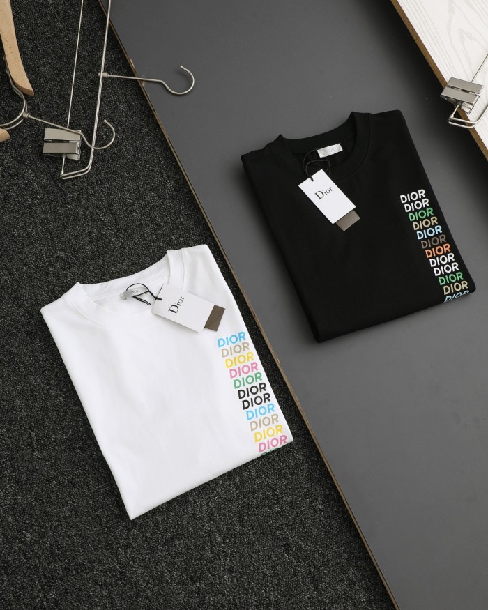日本未入荷 ディオール n級品 24新作レインボーアルファベットグラフィティプリント半袖Tシャツ2色