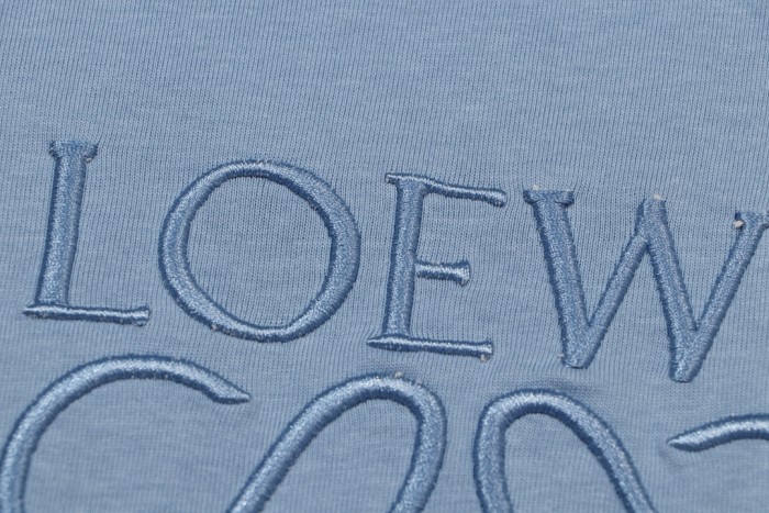 入手困難 ロエベ コピー 24 ss新作立体刺繍ロゴ新作ペアルックTシャツ