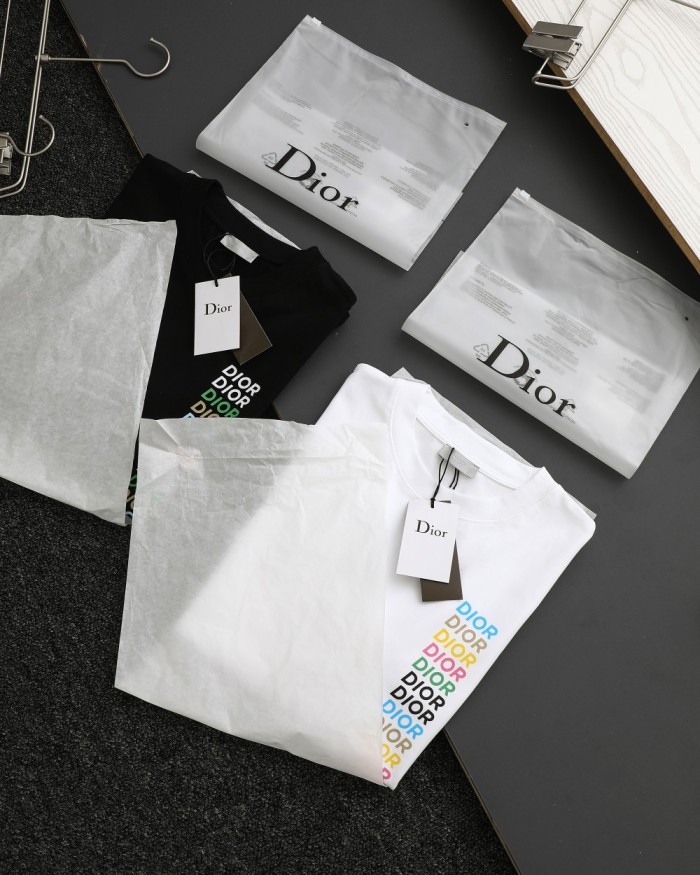 日本未入荷 ディオール n級品 24新作レインボーアルファベットグラフィティプリント半袖Tシャツ2色