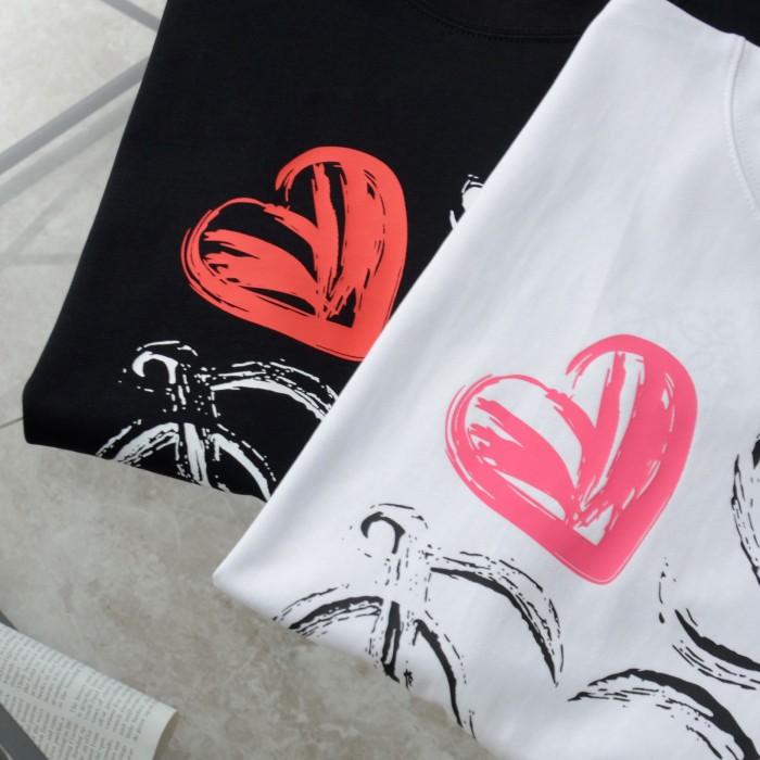 日本未入荷 ロエベ 激安偽物 ハート手描きロゴカジュアル丸首半袖Tシャツ