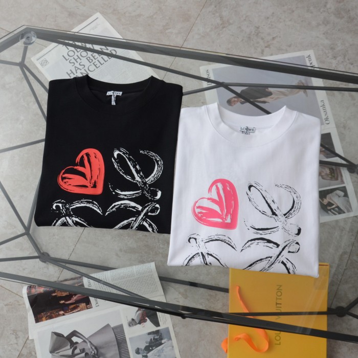 日本未入荷 ロエベ 激安偽物 ハート手描きロゴカジュアル丸首半袖Tシャツ