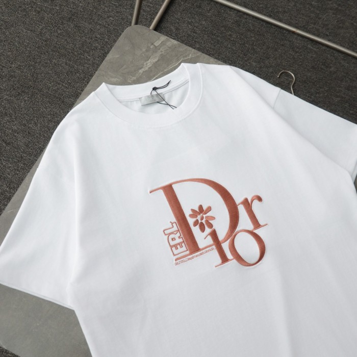 日本未入荷 ディオール 激安偽物 フラワー刺繍ロゴカジュアル丸首半袖Tシャツ