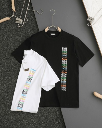 日本未入荷 ディオール n級品 24新作レインボーアルファベットグラフィティプリント半袖Tシャツ2色