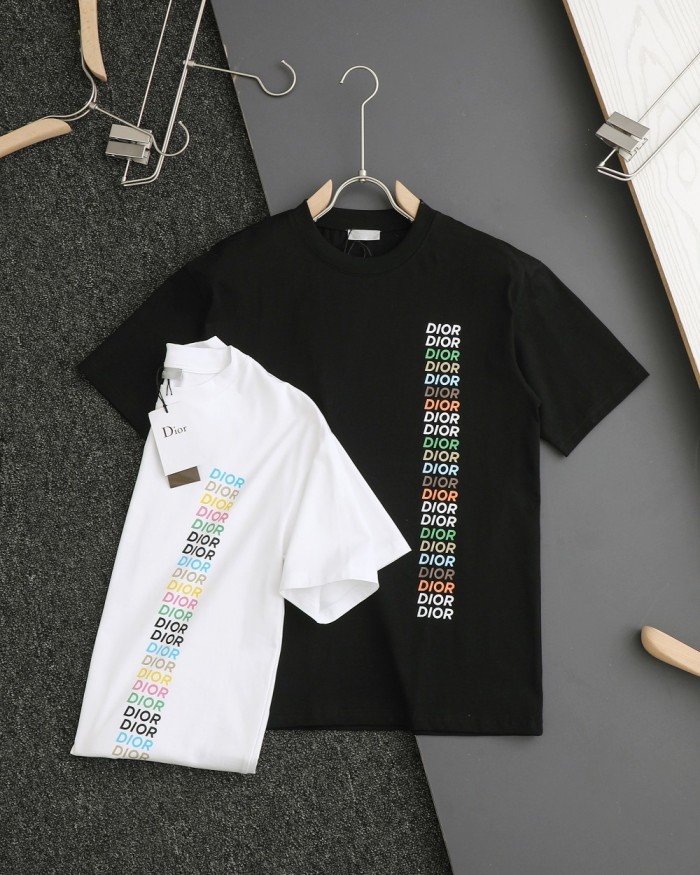 日本未入荷 ディオール n級品 24新作レインボーアルファベットグラフィティプリント半袖Tシャツ2色