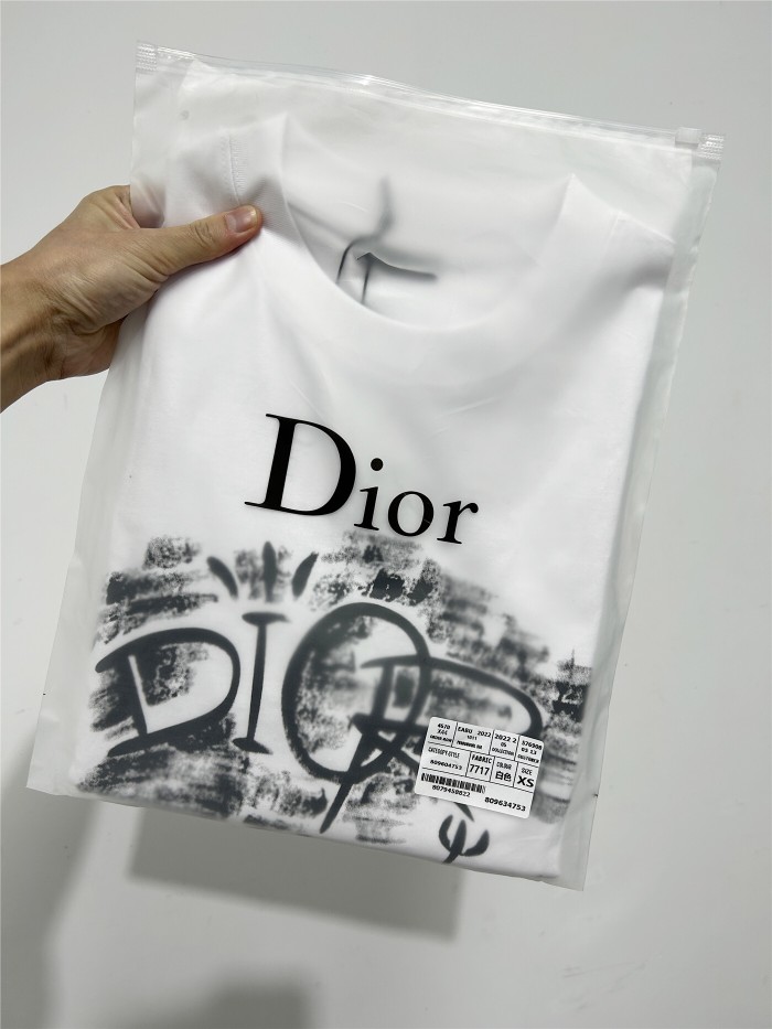 【限定】ディオール スーパーコピー の男女同型陰影アルファベット半袖Tシャツ