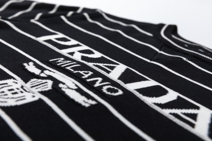入手困難 プラダ コピーおすすめ ストライプ定番ロゴストライプ半袖Tシャツ