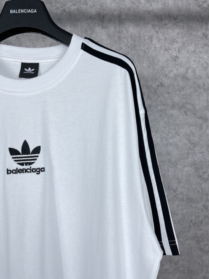 【話題商品！】 balenciagaxAdidas クローバースリーストライプロゴ刺繍半袖Tシャツ
