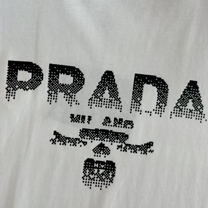 ★超人気 プラダ コピーおすすめ 2024春夏新作トリコロール肩パッチワークデザイン半袖Tシャツ2色
