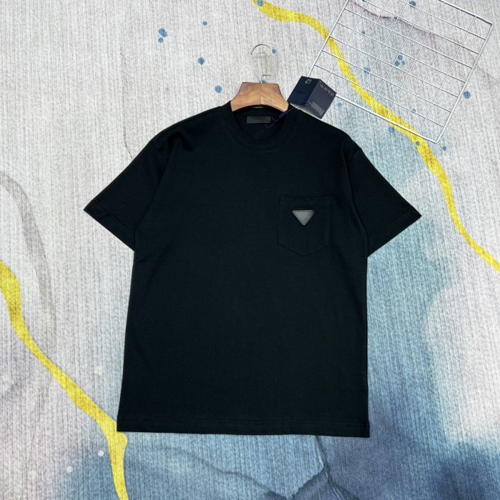 ★超人気 プラダ n級品 の春先の最新限定ポケットレザーロゴ個性的な半袖Tシャツ2色