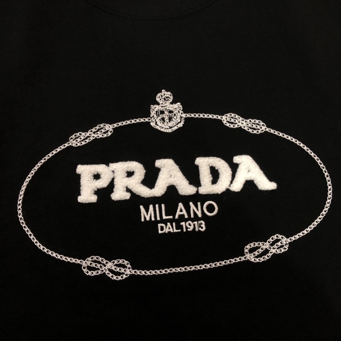 日本未入荷 プラダ コピーおすすめ 2024春夏新作立体タオル刺繍ロゴラウンドネックTシャツ