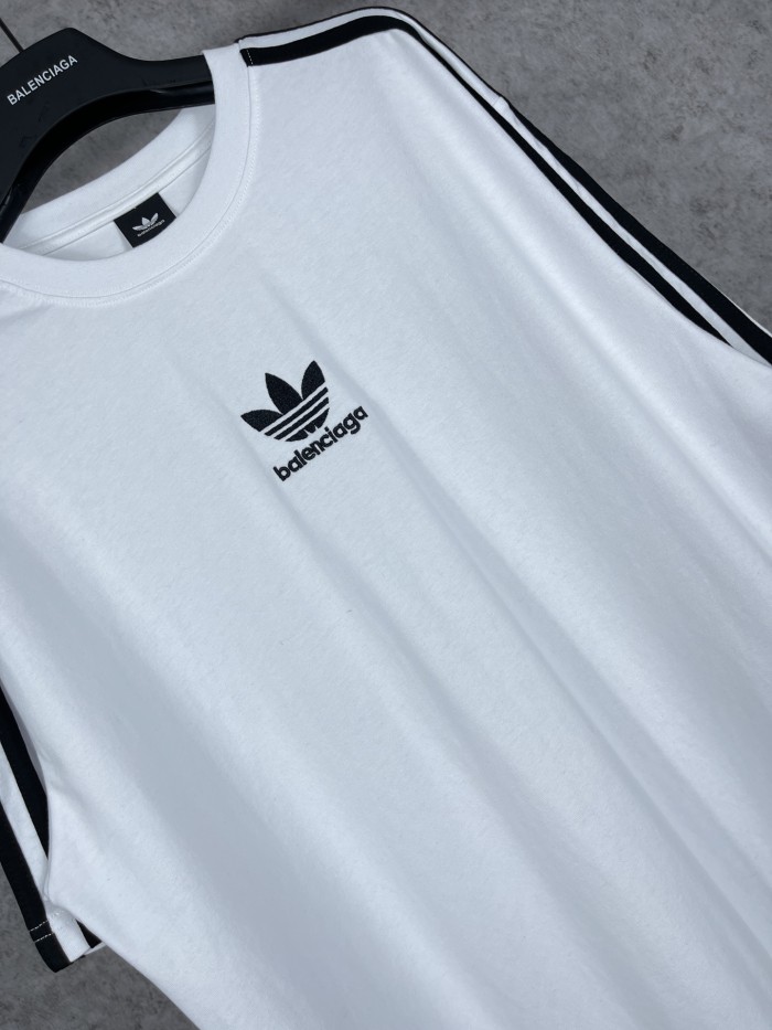 【話題商品！】 balenciagaxAdidas クローバースリーストライプロゴ刺繍半袖Tシャツ