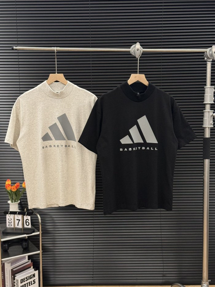 一目惚れ♪ アディダス 偽物通販 夏のプチレッドブック爆着カップルハイネック半袖Tシャツ2色