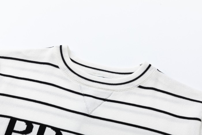 超話題! プラダ 偽物通販 ストライプ定番ロゴストライプ半袖Tシャツ