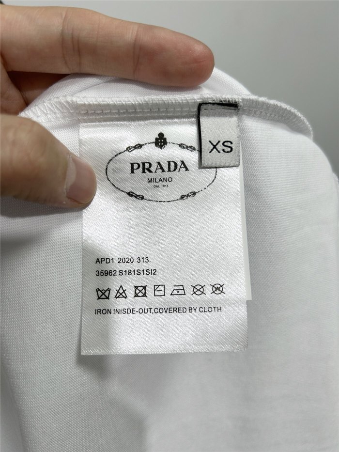 新作 プラダ 激安通販 男女同型トリコロール立体エンボス半袖Tシャツ