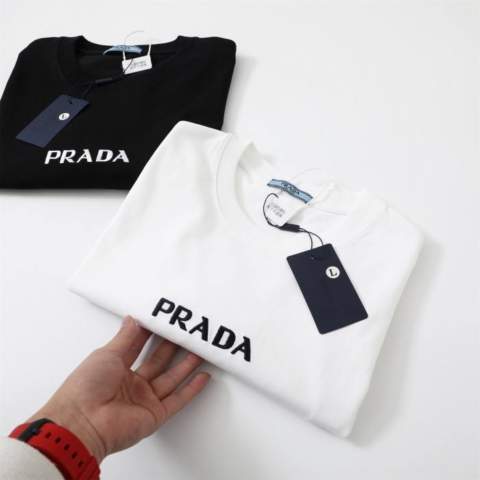 大人気 プラダ スーパーコピー シンプル刺繍ロゴ半袖Tシャツ2色